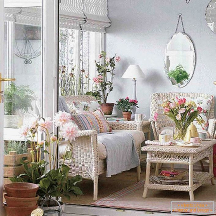 Egy kis veranda a romantika stílusában ideális hely azok számára, akik szeretnek olvasni.