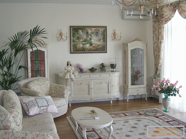 A tágas nappali világos színekkel díszített romantikus stílusban.
