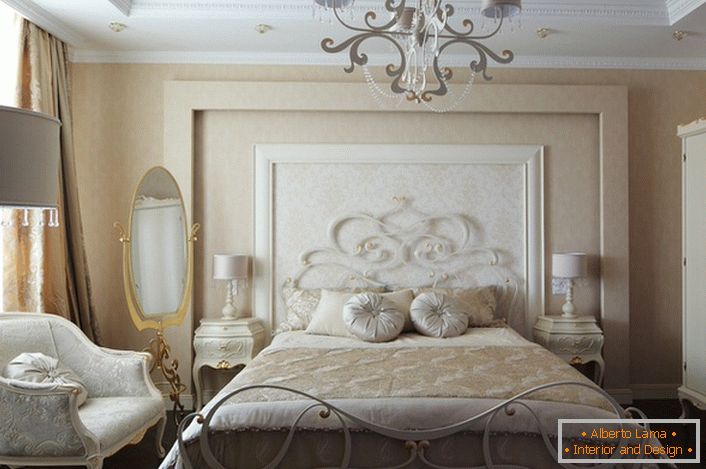 Luxus családi szoba a romantikus stílusban vonzó, szerény, visszafogott belső térben, világos színekben.