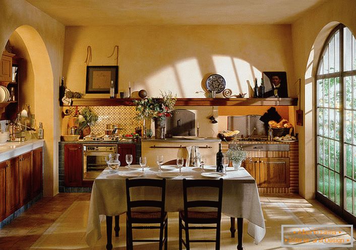 A konyha rusztikus stílusú, nagy panorámás ablakkal. A konyhában lévő munka- és étkezőhely maximális természetes fényt kap.