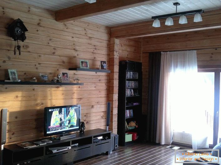Mivel a rusztikus stílus természetes finomításokat igényel a szoba kialakításában, a legmegfelelőbb a fa célba juttatása.