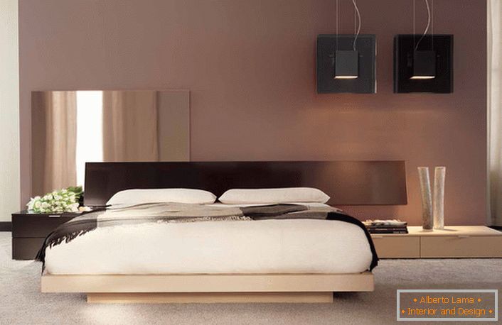 A minimalista design japán színű jegyekkel a hagyományos francia apartman hálószobájában. 