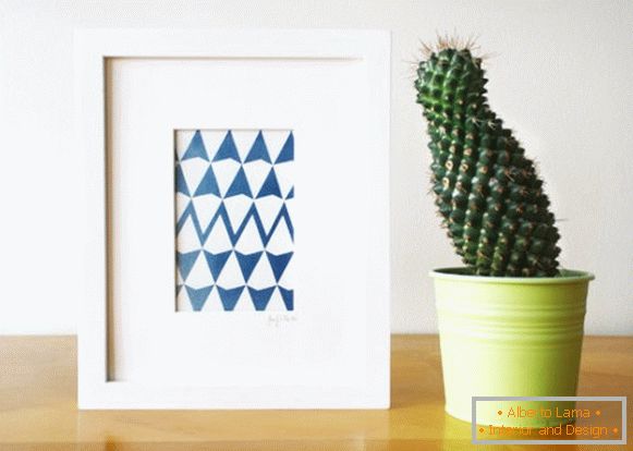 Egy kép egy geometrikus nyomtatással és egy kaktusz