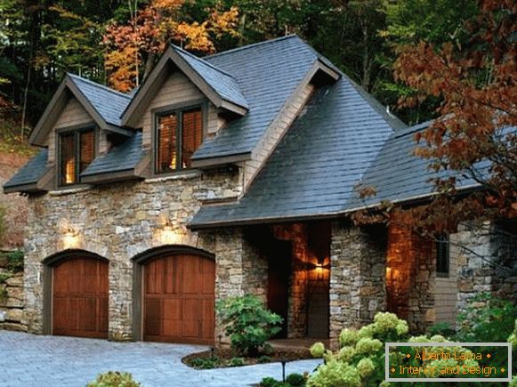 Gyönyörű a ház homlokzatával, kővel