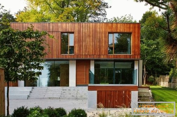 A ház homlokzatának gyönyörű kialakítása - egy kétemeletes ház fotó