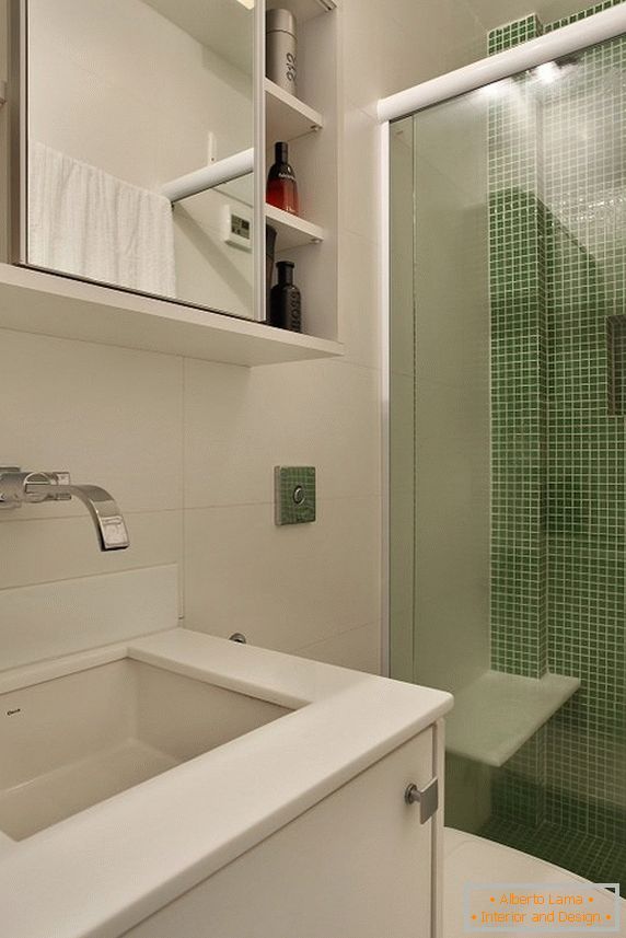 Üveg zuhany egy kompakt fürdőszobában
