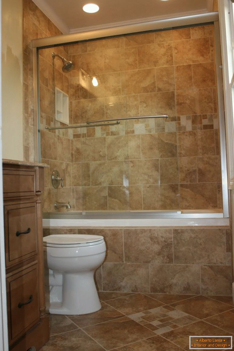vintage-belső-fürdőszoba-design-trendi-sárga-fal-és padló kerámia csempe-mintás fehér-ülés-víz-WC-fehér-kád-lakkozott fa-hiúság-asztal-with-három drawers- fürdőszoba-csempe-trendek-bathroo