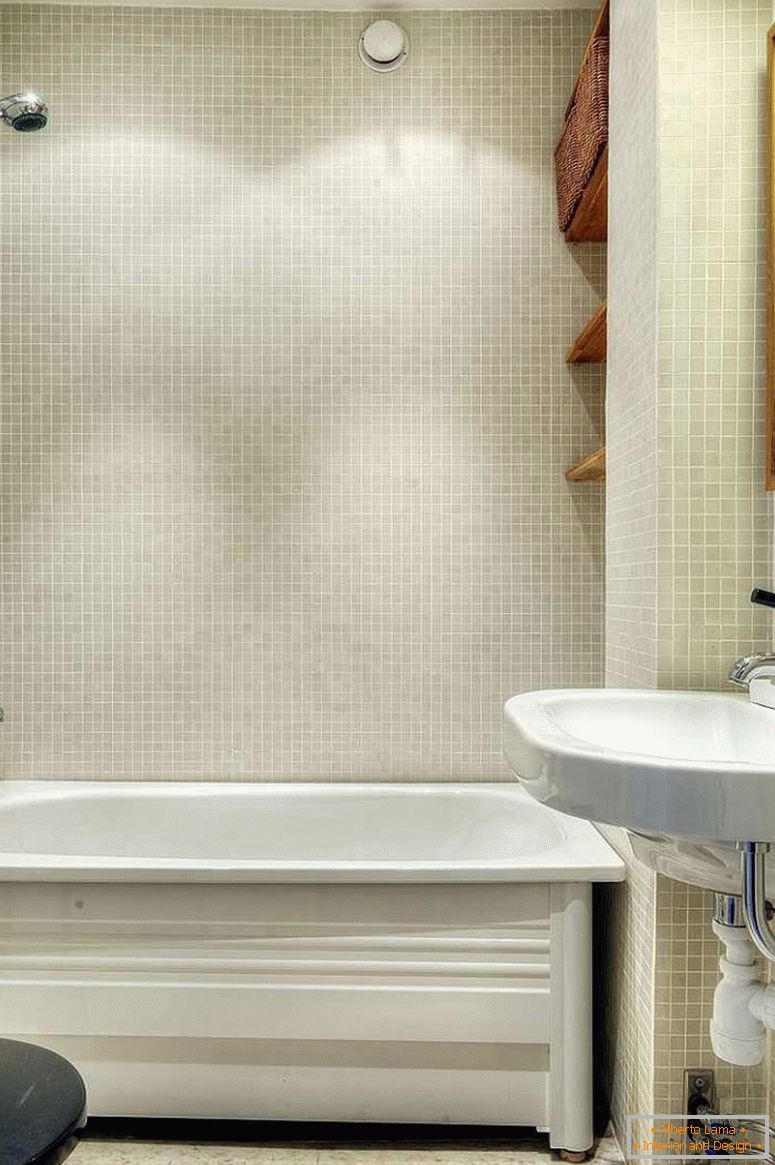 Stílusos fürdőszoba egy kis lakás Svédországban