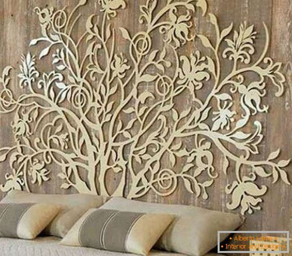 dekoratív panel egy fa falán, fénykép 4