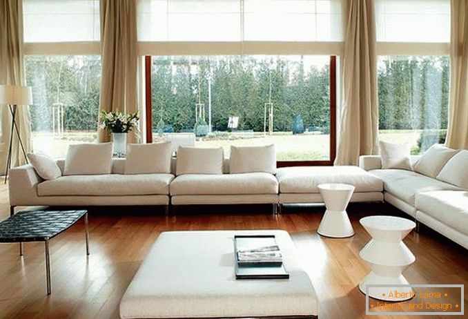 Nappali panorámás ablakokkal - függönyökkel és bútorokkal díszített fotó minimalista stílusban