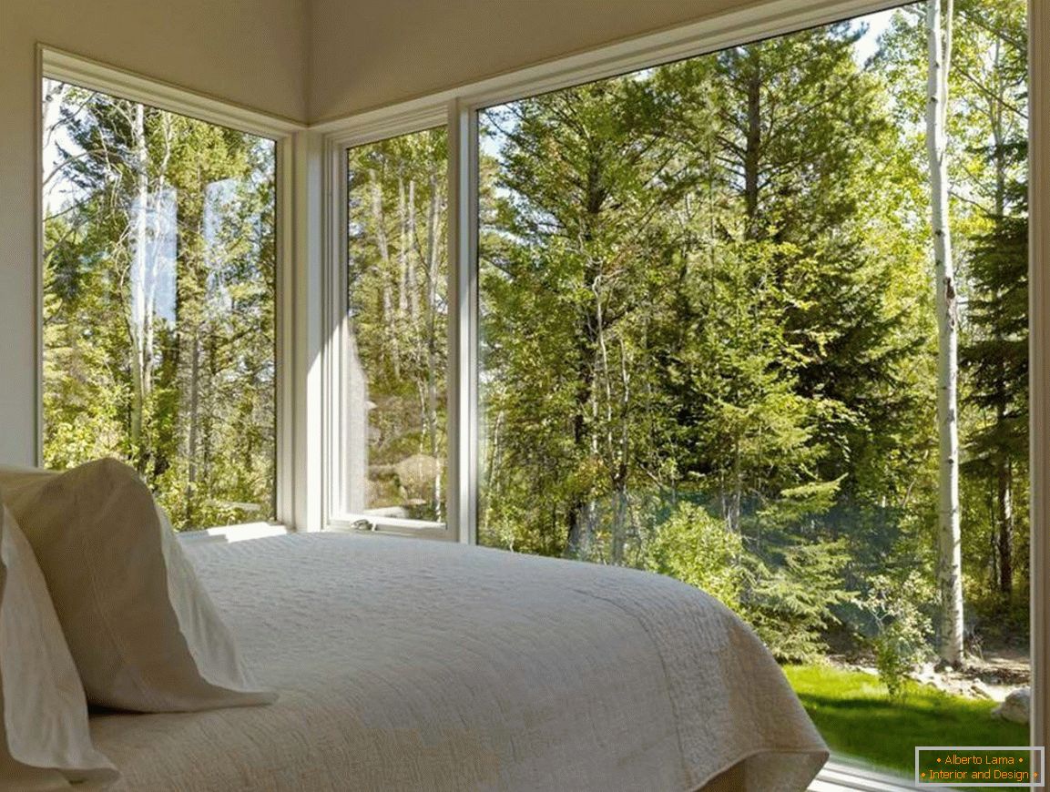 A hálószoba с видом на лес