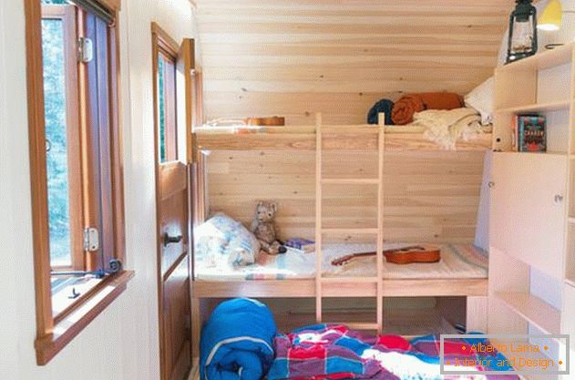 Egy kényelmes mini-ház: egy fénykép Ontario-ból. Tágítható rész az ágy alatt