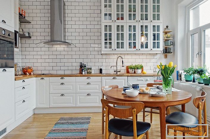 A konyha belseje skandináv stílusú, fehér, nyugodt megjelenésű. 