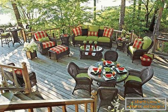 A verandai fonott bútorok: egy kanapé, fotelek és asztalok