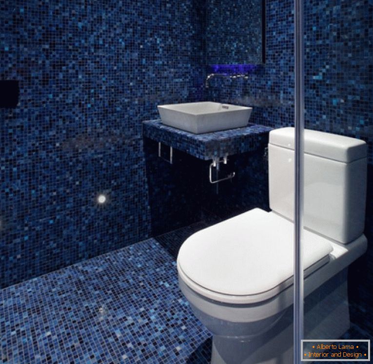 Kék mozaik a WC kialakításában
