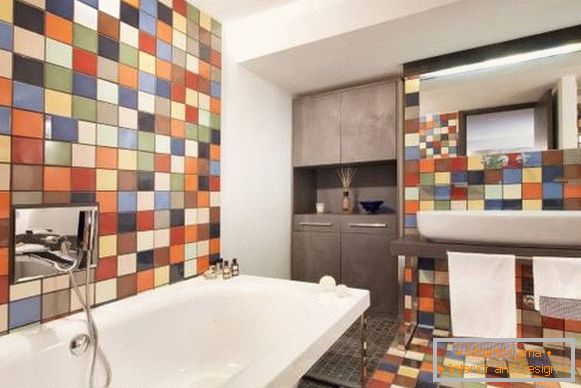 Többszínű fürdőszoba csempe fotó design