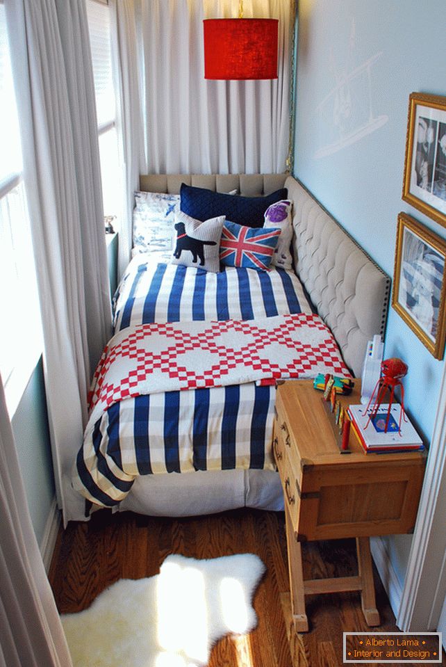 Az éjjeliszekrény az ágy közelében egy kis hálószobában