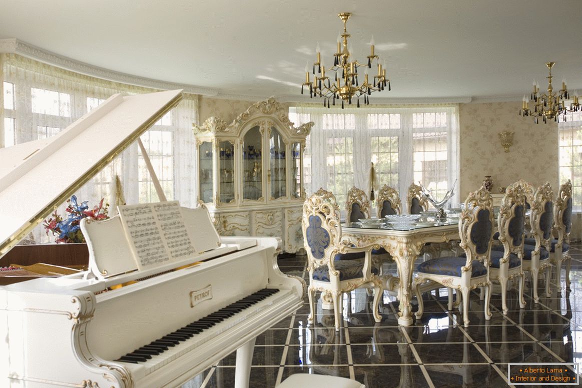 Tágas ebédlő barokk stílusban. Valószínűleg egy vidéki ház tulajdonosa zongorázik, amely tökéletesen illeszkedik a belső tér teljes képébe.