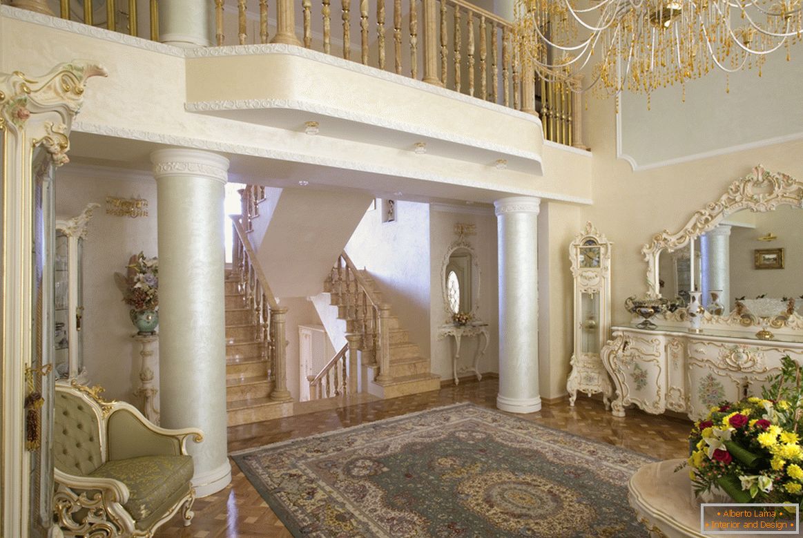 A barokk stílusú nappali az oszlopok számára kiemelkedik a második emeleten egy kis hatású erkéllyel.