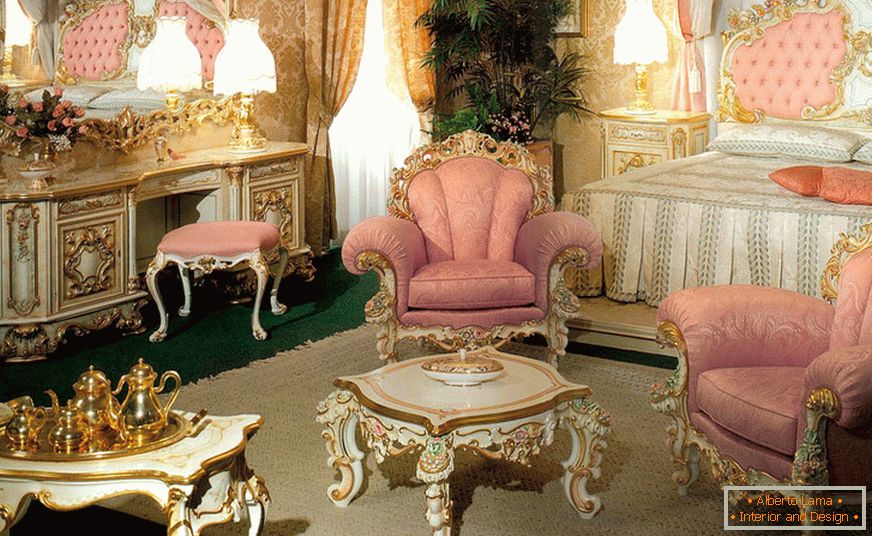 Gyönyörű, barokk stílusú, rózsaszín hangulatú hálószoba.