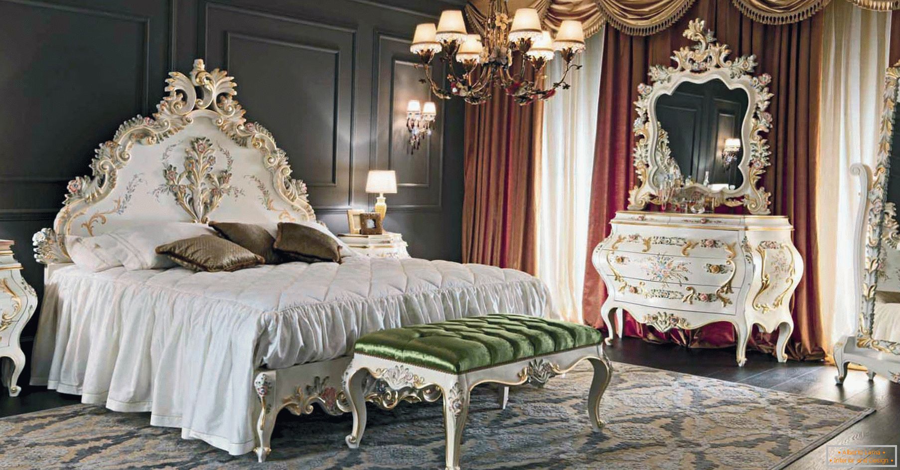 A hálószoba díszítésére sötétbarna, arany, vörös és fehér színeket használtunk. A bútorok a barokk stílusának megfelelően válogatnak.