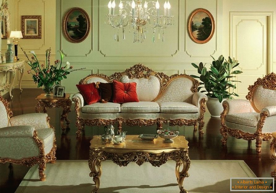A vendégszoba gyengéd olíva hangokkal rendelkezik. A faragott háttámlákkal és lábakkal ellátott bútorok a barokk stílusának megfelelően illeszkednek.