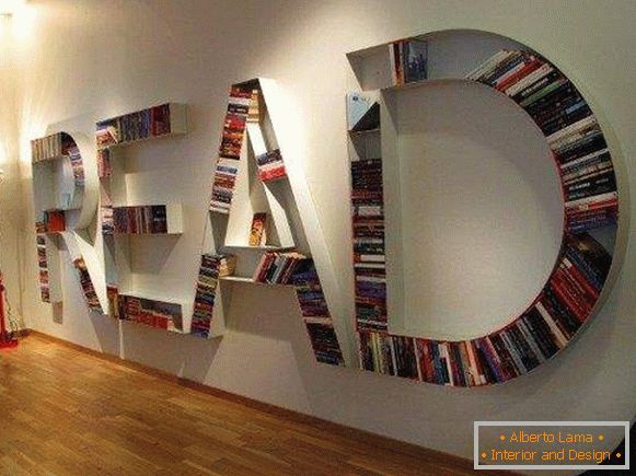 Könyvespolc a falon - egy szokatlan modell fotó