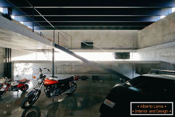 Motorkerékpár egy otthoni garázs belsejében