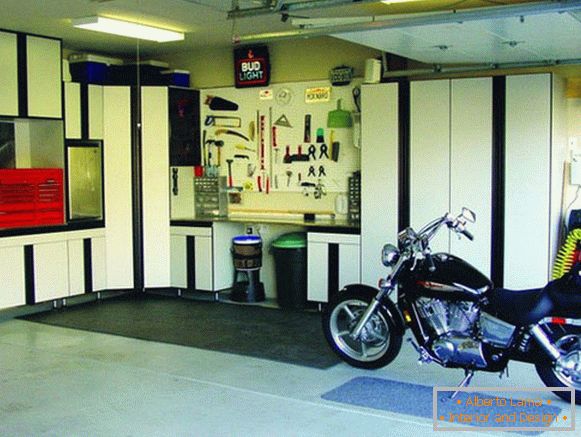 Motorkerékpár egy otthoni garázs belsejében