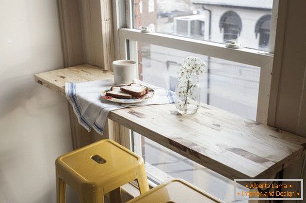 Asztali és széklet az ablak szerint