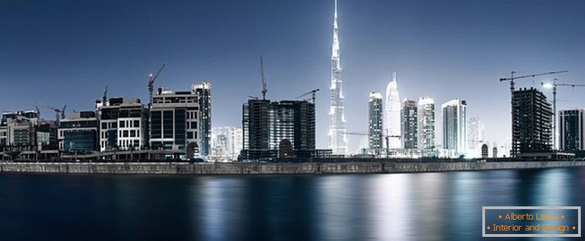 Dubai építés alatt az éjszakai megvilágításban