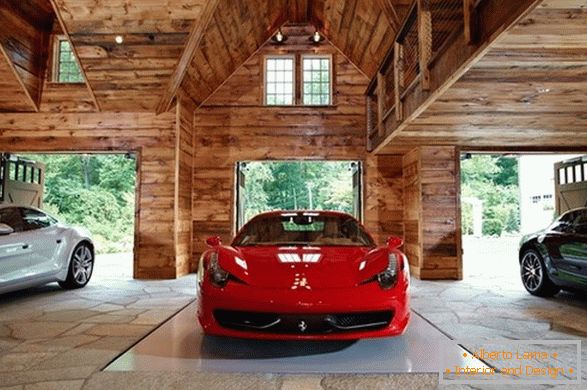 Luxus autók egy fából készült garázsban