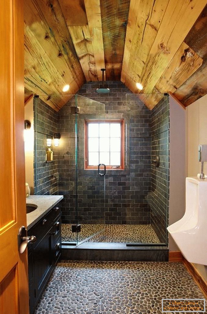 Fürdőszobás és kőből díszített fürdőszoba