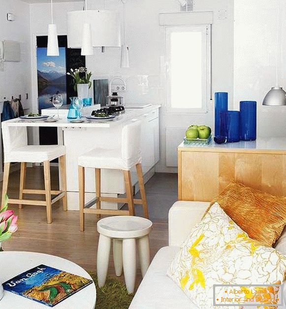 Fehér konyha a spanyolországi kis lakás nappalijában
