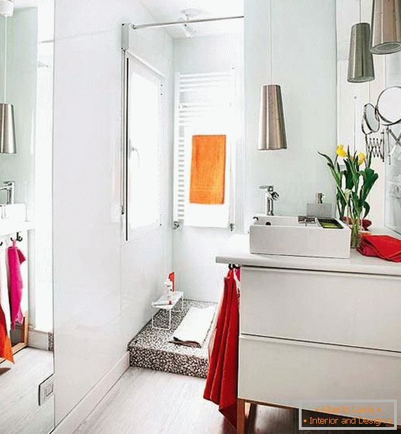 Világos fürdőszoba egy kis lakás Spanyolországban