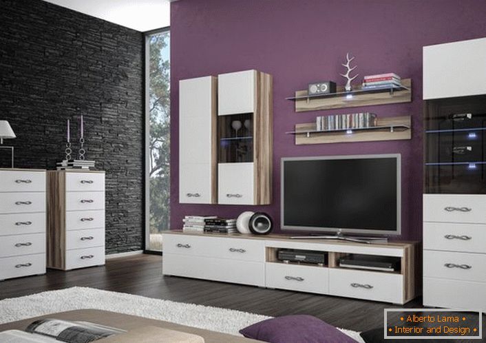 A lehetőségek sokaságának példája a moduláris bútorok elhelyezése a nappaliban. 