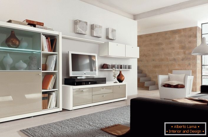 A modern nappaliban lévő moduláris bútorok használata nem túlterheli a helyiséget.