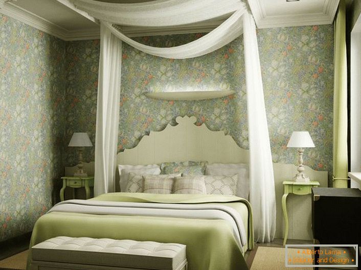 A hálószoba kialakításának egyik figyelemre méltó tulajdonsága az ágy feletti áttetsző fehér szövetből készült lombkorona. A könnyű, romantikus design ideális egy fiatal pár hálószobájába.