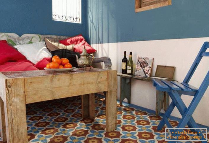 A mediterrán stílusú terem kreatív megoldása egy durva, kezeletlen fafából készült dohányzóasztal. 