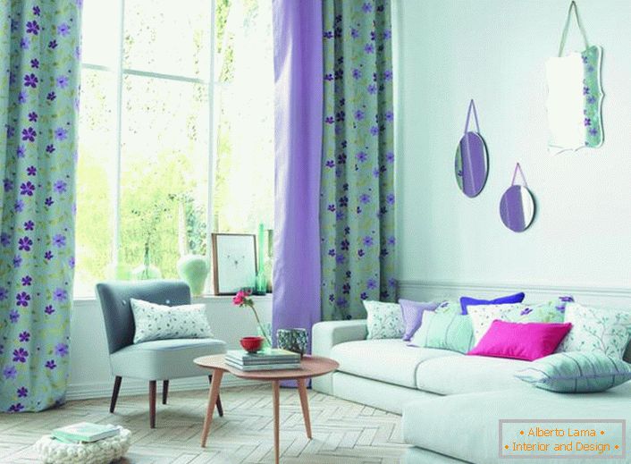 A finoman kék szín a nappali belső kialakítását egyfajta könnyedség és egyszerűség jellemzi.