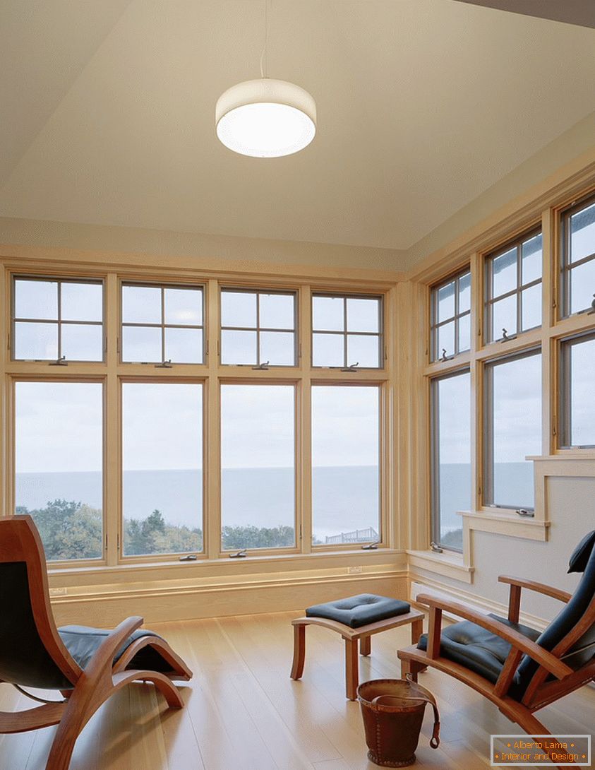 Ideális nappali nagy ablakokkal és fapadlóval