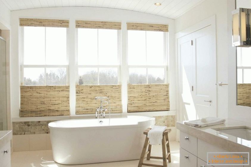Drága fürdőszoba természetes anyagokkal és nagy ablakokkal