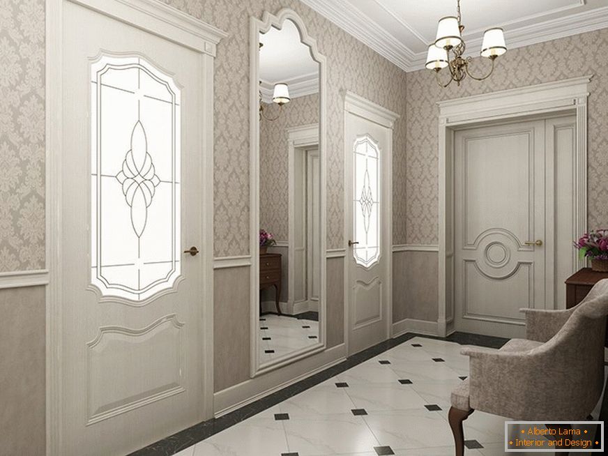 Világos falak a folyosón a klasszikus stílusban