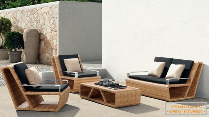Elegáns bútorok mesterséges rattanból a mediterrán villaben.