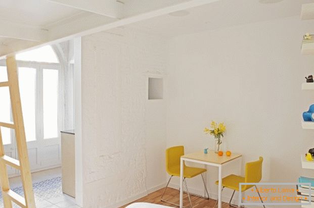 A mini-apartman projektje: egy kis asztal a hálószobában