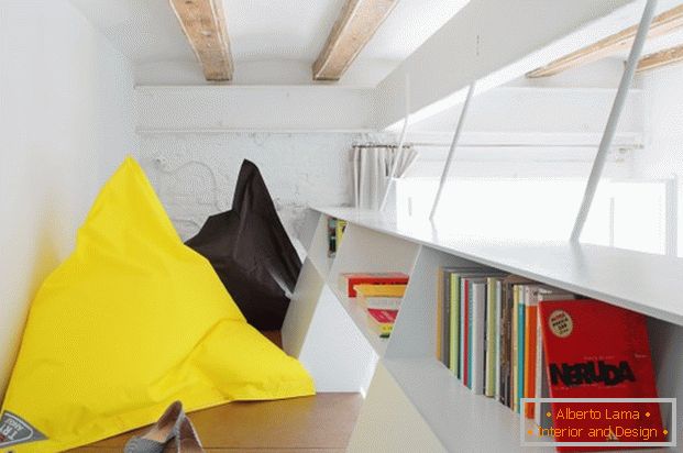 A mini apartman projektje: fényes párnák a belső térben