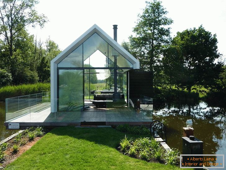 Kis üvegház a hollandiai tó közelében
