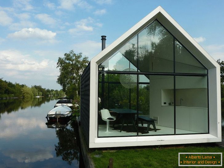 Kis üvegház a hollandiai tó közelében
