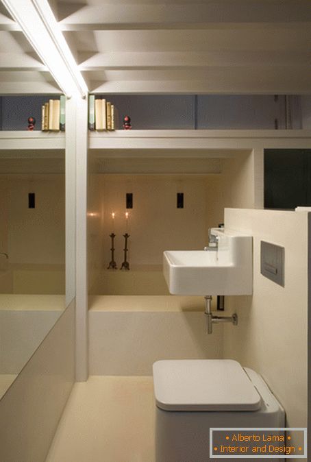 Fürdőszoba belső egy nagyon kis lakásban