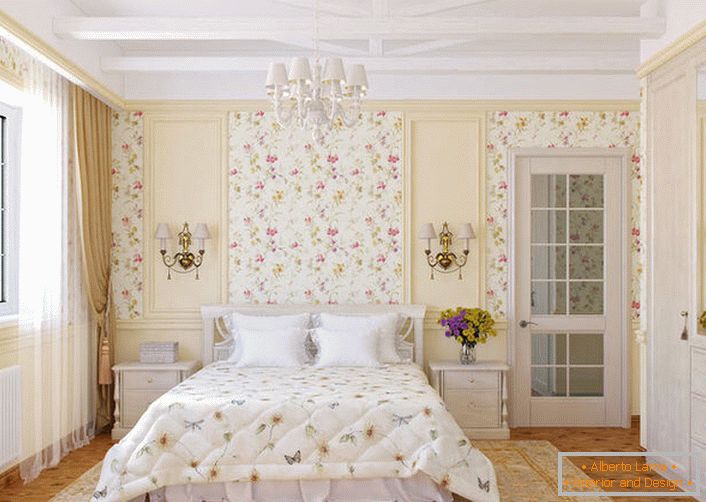 Az országos stílusú hálószobák virágos tapétával vannak díszítve, amely harmonikusan illeszkedik az ágy ágytakarójához.